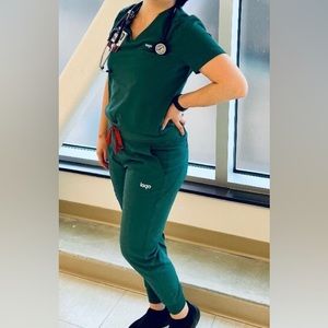 lago sustainable scrubs scrub top and jogger style scrub bottoms (both M)